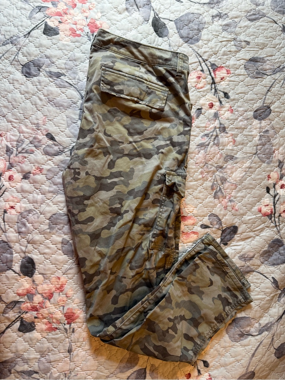 Khakis by gap camo cargo pants size 8